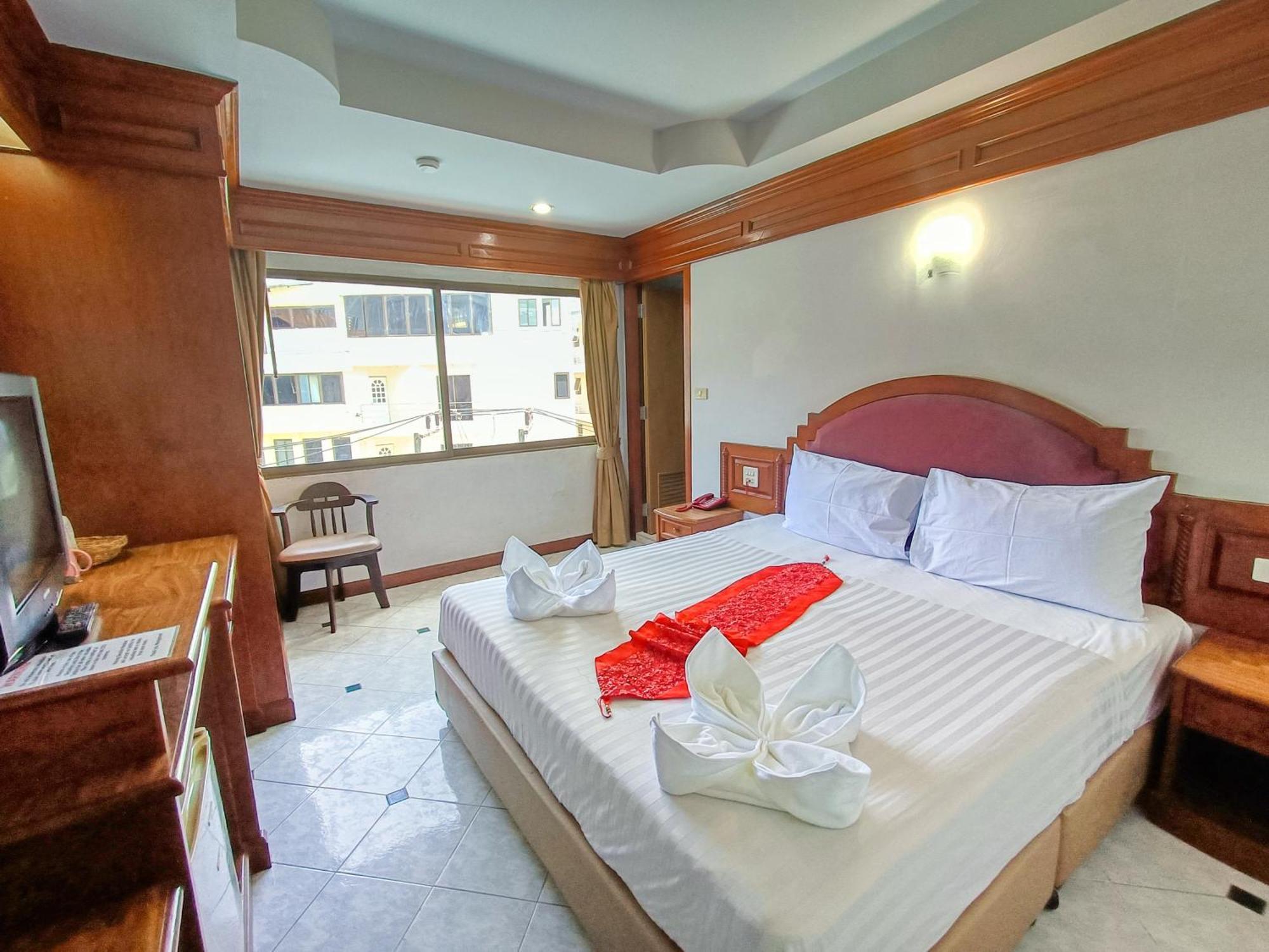 Black Pearl Patong Beachfront Exterior foto